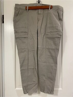 Old Navy Ankle Cargo Pants in Light Greige